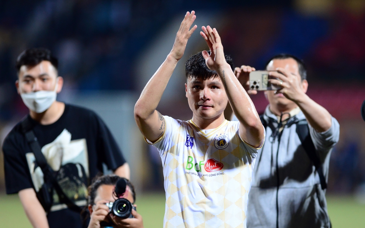 Cổ động viên tri ân Quang Hải sau trận Viettel FC 0-1 Hà Nội FC